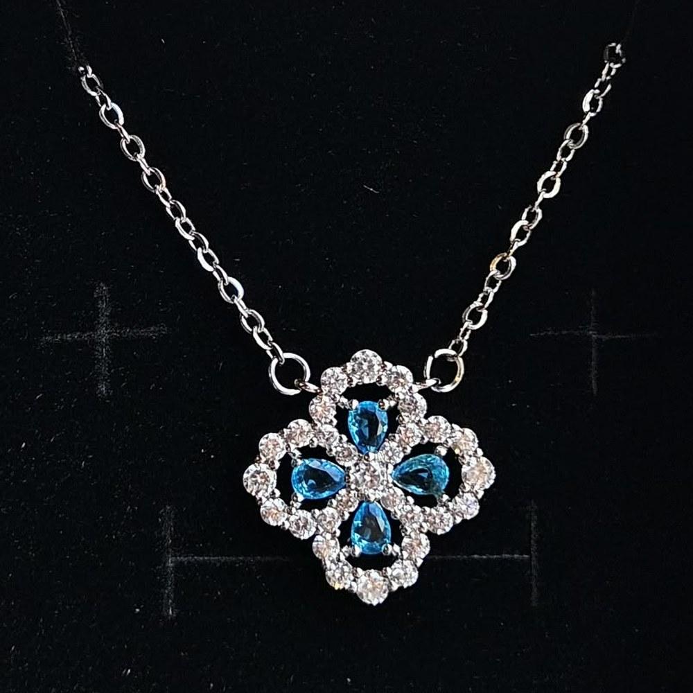 Collar Flor de Cuatro Pétalos con Circonitas Azules